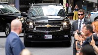 Sebuah mobil yang mengangkut mantan Presiden AS Donald Trump dalam iring-iringan mobil meninggalkan gedung kantor Kejaksaan Agung di wilayah Manhattan di New York City, New York, AS, 10 Agustus 2022.