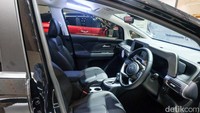 Masuk ke dalam interior, Hyundai menawarkan opsi captain seat. Perlu diketahui konsumen perlu membayar biaya tambahan senilai Rp 1 juta untuk pilihan Captain Seat yang tersedia pada varian Trend, Style, dan Prime.