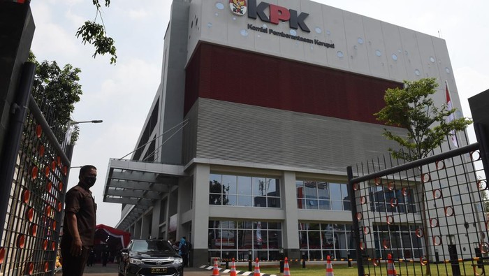 Akhirnya! KPK Punya Rumah Buat Simpan Mobil Sitaan Koruptor Petugas mengatur penyimpanan mobil rampasan dari koruptor di Rumah Penyimpanan Benda Sitaan dan Barang Rampasan (Rupbasan) KPK yang baru diresmikan di Jalan Dewi Sartika, Cawang, Kramat Jati, Jakarta Timur, Rabu (10/8/2022). Bangunan empat lantai di atas luasan tanah 7.831 meter persegi tersebut menampung benda sitaan dan barang rampasan sebagai bagian dari optimalisasi asset recovery (melalui pemeliharaan, pengamanan benda sitaan, ataupun barang rampasan) dari penanganan tindak pidana korupsi yang ditangani KPK. ANTARA FOTO/Indrianto Eko Suwarso/foc.