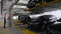 Ada juga tempat cuci mobil otomatis. Fasilitas ini dipakai untuk perawatan pencucian mobil hasil sitaan atau rampasan kasus korupsi.  
