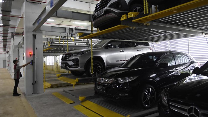 Petugas mengatur penyimpanan mobil rampasan dari koruptor di Rumah Penyimpanan Benda Sitaan dan Barang Rampasan (Rupbasan) KPK yang baru diresmikan di Jalan Dewi Sartika, Cawang, Kramat Jati, Jakarta Timur, Rabu (10/8/2022). Bangunan empat lantai di atas luasan tanah 7.831 meter persegi tersebut menampung benda sitaan dan barang rampasan sebagai bagian dari optimalisasi asset recovery (melalui pemeliharaan, pengamanan benda sitaan, ataupun barang rampasan) dari penanganan tindak pidana korupsi yang ditangani KPK. ANTARA FOTO/Indrianto Eko Suwarso/foc.