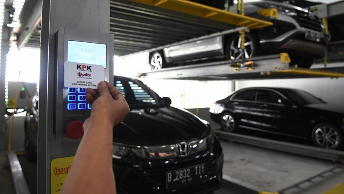 Akhirnya! KPK Punya Rumah Buat Simpan Mobil Sitaan Koruptor Petugas mengatur penyimpanan mobil rampasan dari koruptor di Rumah Penyimpanan Benda Sitaan dan Barang Rampasan (Rupbasan) KPK yang baru diresmikan di Jalan Dewi Sartika, Cawang, Kramat Jati, Jakarta Timur, Rabu (10/8/2022). Bangunan empat lantai di atas luasan tanah 7.831 meter persegi tersebut menampung benda sitaan dan barang rampasan sebagai bagian dari optimalisasi asset recovery (melalui pemeliharaan, pengamanan benda sitaan, ataupun barang rampasan) dari penanganan tindak pidana korupsi yang ditangani KPK. ANTARA FOTO/Indrianto Eko Suwarso/foc.
