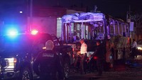 Kendaraan yang terbakar dibiarkan menghalangi jalan raya di Jalisco. Hal itu sebuah taktik yang digunakan oleh kelompok kriminal untuk mencoba mencegah penangkapan anggota mereka dan kedatangan bala bantuan keamanan.