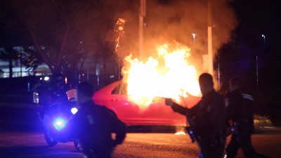 Anggota Kartel Narkoba Meksiko Mengamuk dan Bakar Mobil