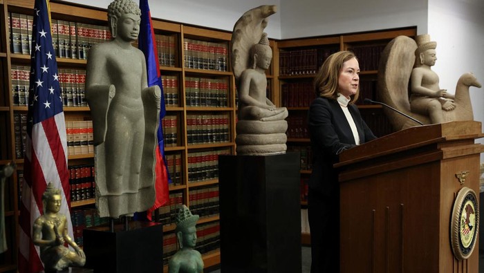 AS Kembalikan Puluhan Barang Antik Hasil Curian ke Kamboja Seized items are displayed during an announcement of the repatriation and return to Cambodia of 30 Cambodian antiquities sold to U.S. collectors and institutions by Douglas Latchford and seized by the U.S. Attorneyβs Office in Manhattan, New York City, U.S., August 8, 2022. REUTERS/Andrew Kelly