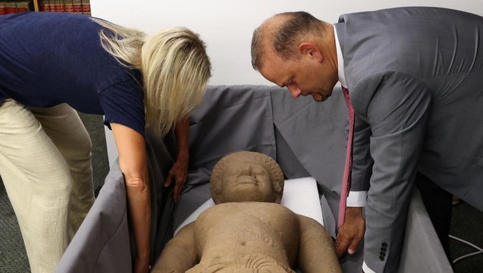 Seized items are displayed during an announcement of the repatriation and return to Cambodia of 30 Cambodian antiquities sold to U.S. collectors and institutions by Douglas Latchford and seized by the U.S. Attorney’s Office in Manhattan, New York City, U.S., August 8, 2022. REUTERS/Andrew Kelly