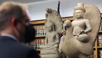 Patung penunggang burung merak ini merupakan salah satu benda bersejarah yang dikembalikan ke Kamboja. Barang antik ini menggambarkan dewa perang Hindu, Skanda menunggangi burung merak. Patung batu pasir abad ke-10 tersebut diserahkan secara sukarela oleh museum dan kolektor pribadi AS.