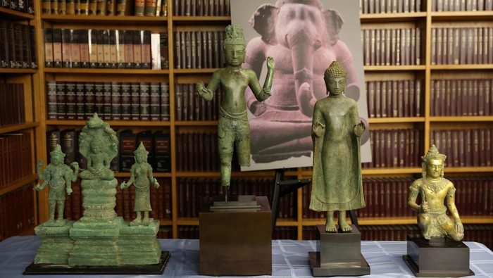 AS Kembalikan Puluhan Barang Antik Hasil Curian ke Kamboja Seized items are displayed during an announcement of the repatriation and return to Cambodia of 30 Cambodian antiquities sold to U.S. collectors and institutions by Douglas Latchford and seized by the U.S. Attorneyβs Office in Manhattan, New York City, U.S., August 8, 2022. REUTERS/Andrew Kelly