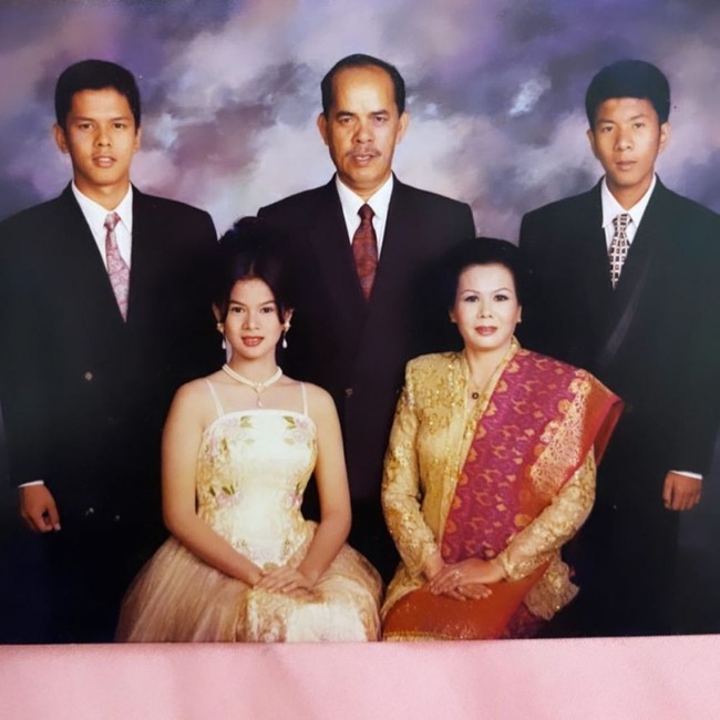 Berpose bersama keluarga, begini penampilan Astrid saat masih remaja. Mengenakan gaun berwarna krem dengan pulasaan makeup di wajahnya, penampilan Astrid terlihat mempesona. Foto: Instagram/@astridtiar127