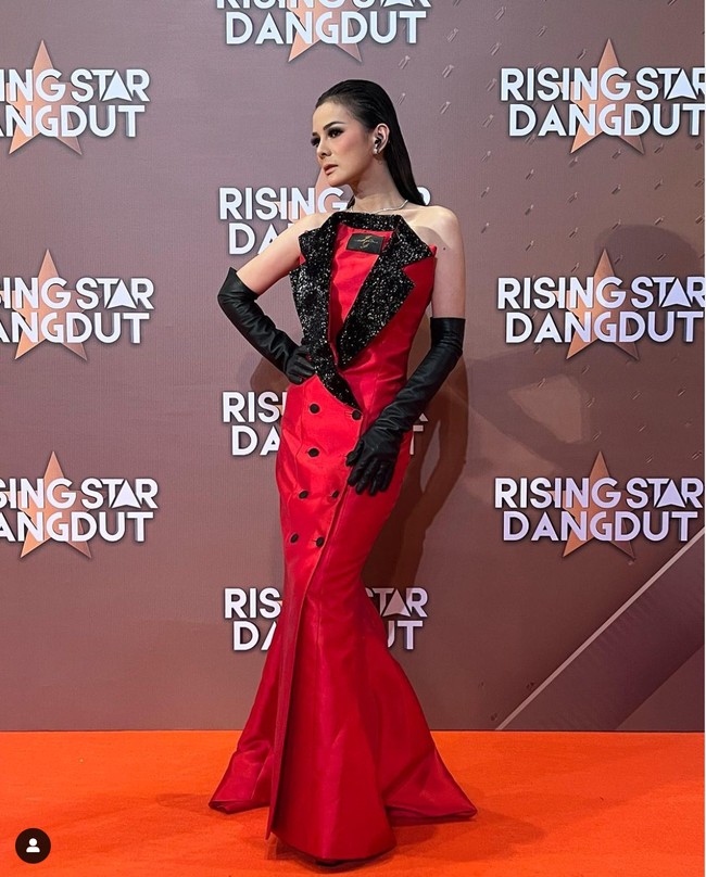 Nama Astrid Tiar sendiri belakangan sempat diperbincangkan karena dituding menghina penyanyi Keisya Levronka. Namun kini Astrid mengaku sudah meminta maaf. Kini dirinya kembali menjadi sorotan karena bentuk tubuhnya yang terlihat sangat langsing. Foto: Instagram/@astridtiar127