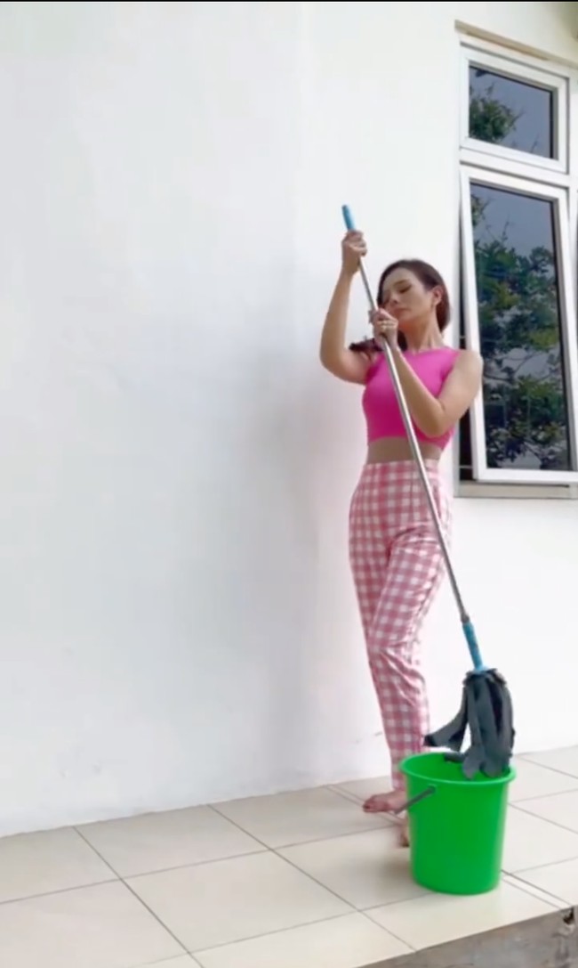 Dalam unggahan Instagram terbarunya, Astrid yang mengenakan pakaian crop top terlihat begitu langsing. Lingkar perutnya pun berhasil bikin salfok. body goals bgt kakak, komentar salah seorang netizen. Foto: Instagram/@astridtiar127