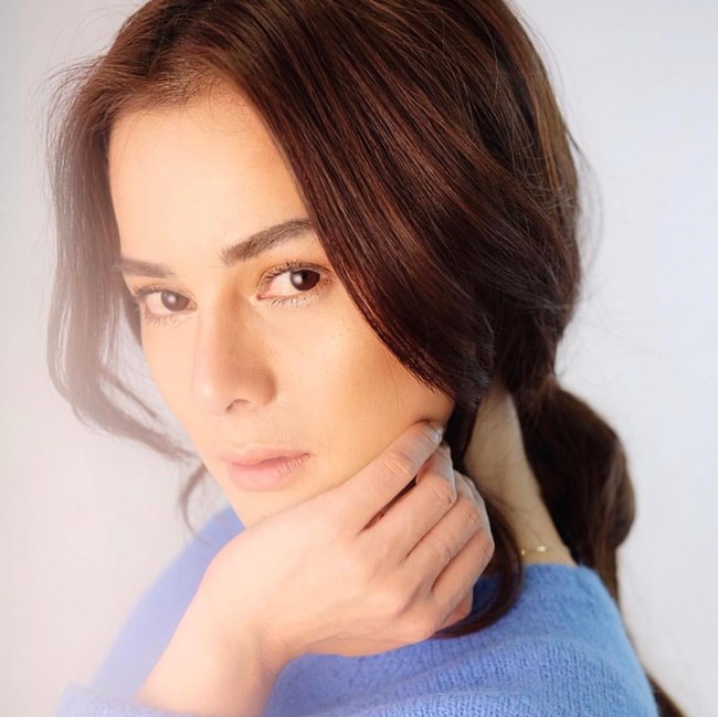 Jika diperhatikan, wajah Astrid Tiar kini memang jadi semakin cantik. Hidungnya tampak lebih mancung, pipi dan dagunya juga lebih tirus. Foto: Instagram/@astridtiar127