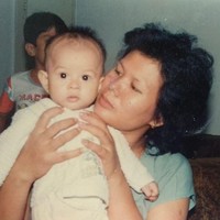 Lahir pada 12 Juli tahun 1986, begini potret Astrid Tiar saat kecil. Sambil digendong sang bunda, Astrid kecil tampak begitu lucu dengan pipi tembam. Foto: Instagram/@astridtiar127