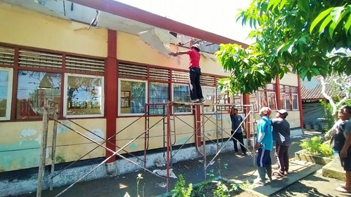 Atap bangunan gedung sekolah SDN 4 Melaya yang rusak sudah mulai dibongkar dan di turunkan, Kamis (11/8/2022)
