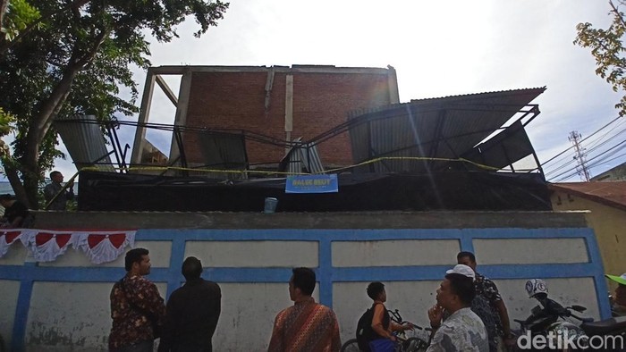 Atap bangunan MIN 2 Banda Aceh roboh (Agus Setyadi/detikSumut)