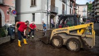 Banjir tersebut membuat para petugas pemadam kebakaran, pekerja komunitas pegunungan Partenio, relawan perlindungan sipil dan teknisi kota, harus bekerja sampai Rabu (10/8/2022) sore.