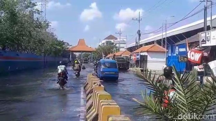 Banjir rob menggenangi beberapa ruas Jalan Kalimas Surabaya.