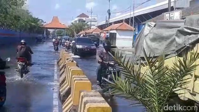 Banjir rob menggenangi beberapa ruas Jalan Kalimas Surabaya.