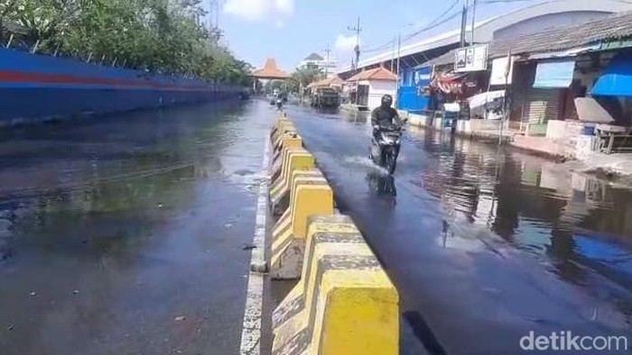 Banjir rob menggenangi beberapa ruas Jalan Kalimas Surabaya.