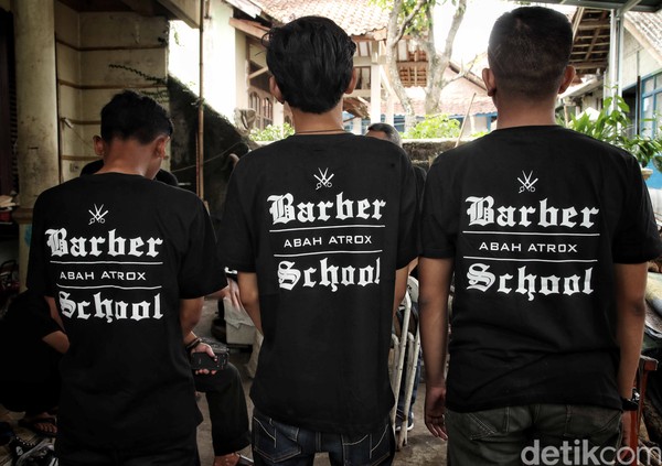Tiap pelajar yang sudah melalui pelatihan akan mendapat sertifikat. Itu jadi bukti bahwa siswa tersebut telah belajar di LPK Barber School Abah Atrox Garut dan direkomendasikan ke pangkas rambut atau barbeshop. Tiap pelajar yang sudah melalui pelatihan akan mendapat sertifikat. Itu jadi bukti bahwa siswa tersebut telah belajar di LPK Barber School Abah Atrox Garut dan direkomendasikan ke pangkas rambut atau barbeshop.