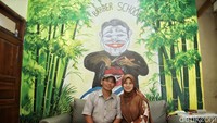 Rijal Fadhilah bersama istri. Pelajar pangkas rambut Barber School Abah Atrox akan digembleng minimal satu bulan dan maksimal tiga bulan. Kisaran biaya yang harus dikeluarkan saat ini mencapai Rp 3-4 juta.