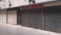 Begitu masuk, pengunjung akan disambut pemandangan banyak ruko yang tertutup rapat. Dari puluhan ruko yang tersedia, hanya 4-5 ruko yang buka.