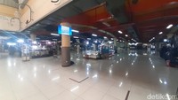 Agung, penjaga ruko sepatu, mengatakan, dulu Mal Blok M sangat ramai. Kondisi saat ini sangat jauh berbeda, bahkan ia menyebut mal ini mati. Hal senada diungkap Momo, penjaga ruko toko pakaian. Dia mengatakan, dulu mal sangat ramai. Bahkan, dulu waktu untuk santai saja tidak ada.