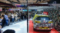 Pengunjung yang penasaran, memotret Small SUV RS Concept. 