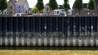 Rendahnya permukaan air Sungai Waal terlihat di dermaga Nijmegen akibat kekeringan di Nijmegen.