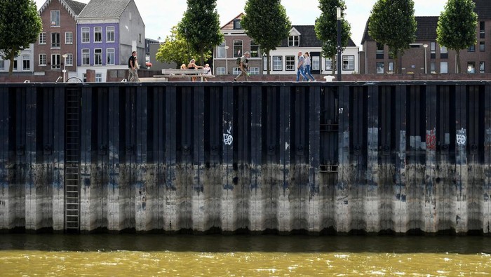 Bencana Kekeringan di Eropa Meluas, Kini Belanda Mengalami Dampaknya A view of a side channel that is almost dry due to low water levels of the Waal River in Nijmegen, Netherlands August 8, 2022. REUTERS/Piroschka van de Wouw