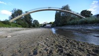 Pemandangan saluran samping yang hampir kering akibat rendahnya permukaan air Sungai Waal di Nijmegen.