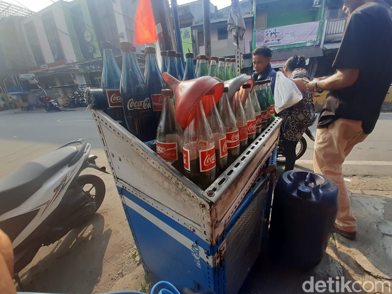 Bensin eceran/Achmad Dwi Afriyadi