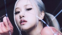 Berpose di balik kaca retak semakin menambah dramatis poster comeback BLACKPINK. Foto: (dok. YG Entertainment)