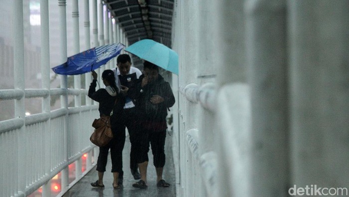 BMKG hari ini sudah menginfokan prakiraan cuaca Jakarta dan sekitarnya. Prakiraan cuaca hari ini merinci kondisi dari pagi, siang, malam, hingga dini hari.