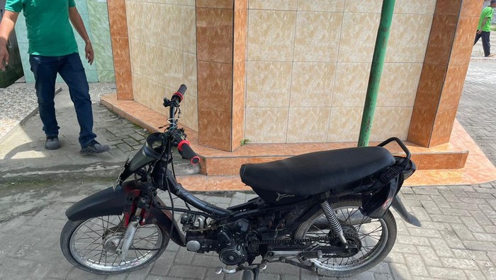 Polsek Sunggal telah menemukan sepeda motor yang dipakai Rahmat yakni pembunuh bocah VI SD berinisial SRB (10) di ruang kelas Yayasan Baiti Jannati, Deli Serdang, untuk melarikan diri. Istimewa