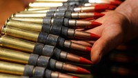 Seorang anggota militer mengisi amunisi terlebih dahulu sebelum latihan dimulai.