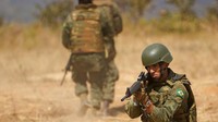 Posisi siaga ditunjukkan dalam latihan militer ini. Angkatan darat, laut dan udara terlibat dalam latihan gabungan ini.