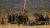 Anggota mempersiapkan roket untuk diluncurkan dalam latihan militer tersebut.