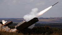 Roket diluncurkan dari sistem persenjataan militer Brazil. 