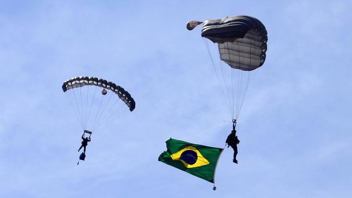 Military members participate in the Operacao Formosa military training exercises in Formosa, Brazil, Wednesday, Aug. 10, 2022. The training is carried by more than 3,000 military from the Army, Navy and Air Force, using aircraft, armored vehicles and armaments. (AP Photo/Eraldo Peres)