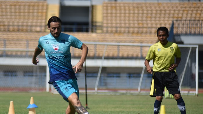 Budiman (kanan) bersama gelandang Persib Marc Klok.