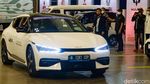 Buka GIIAS 2022, Menko Airlangga Jajal Mobil Listrik