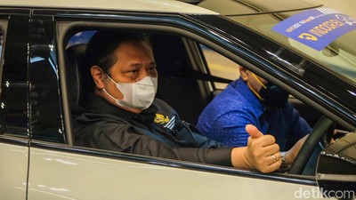 Buka GIIAS 2022, Menko Airlangga Jajal Mobil Listrik