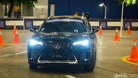 Satu hal yang berbeda pada ajang GIIAS kali ini adalah kehadiran Area EV Test Track di dalam arena. Adapun di area ini menampilkan 13 kendaraan listrik penumpang dan komersial, serta 10 kendaraan listrik roda dua.
