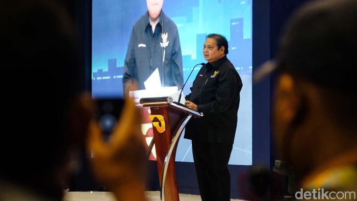 Menko Perekonomian Airlangga Hartarto membuka pameran GIIAS 2022 hari ini. Airlangga juga menjajal mobil listrik di lokasi.