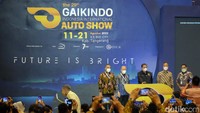 Airlangga Hartarto secara resmi membuka pameran Gaikindo Indonesia International Auto Show (GIIAS) 2022 di ICE BSD City, Tangerang, Banten, Kamis (11/8/2022).