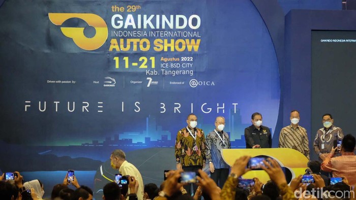 Buka GIIAS 2022, Menko Airlangga Jajal Mobil Listrik Menko Perekonomian Airlangga Hartarto membuka pameran GIIAS 2022 hari ini. Airlangga juga menjajal mobil listrik di lokasi.