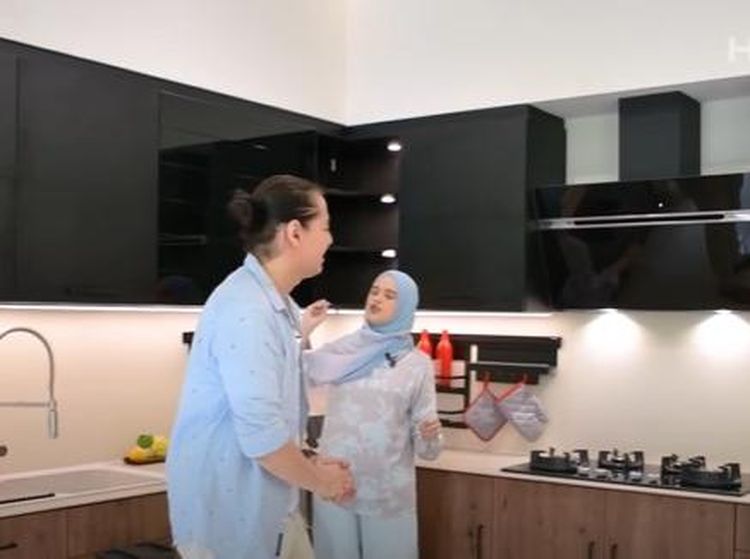 Dapur Keren Cut Meyriska Dilengkapi dengan Peralatan Canggih