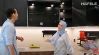 Selain itu, di bagian samping rak hitam juga terdapat rak mini untuk menyimpan piring. Cut Meyriska mengatakan untuk mempermudah saat mengambilnya. Foto: YouTube