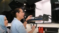 Menariknya lagi, rak berwarna hitam yang bagian tengah bisa terbuka secara otomatis menggunakan sensor tangan. Foto: YouTube